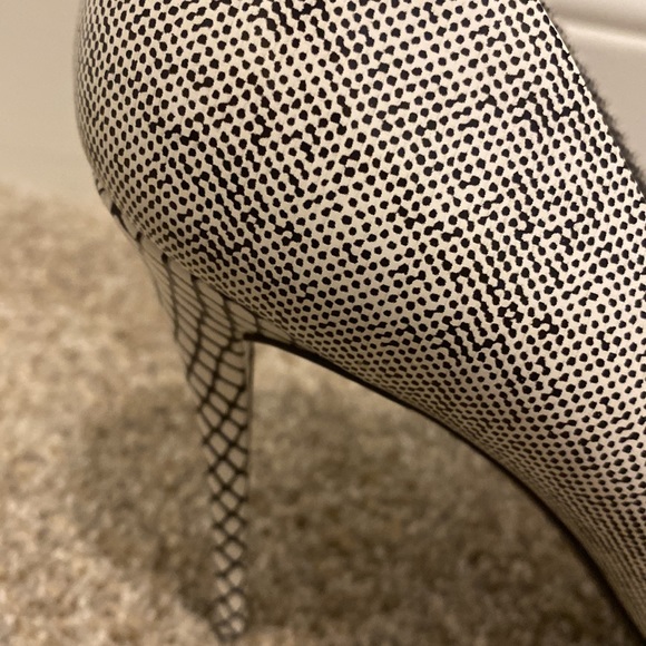 NIB Giuseppe black and white patterned peep toe heels. Size 38.5 - Picture 5 of 16